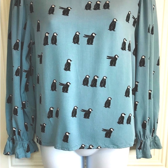 🔴 4/$15 Penguin print blue long ruffle edge sleeve viscose blouse size M in EUC - Picture 9 of 16